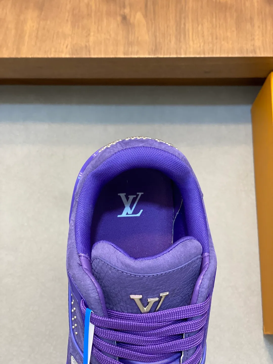 Men's men's shoes 💰820 Lujia New Color Men's 🧍‍♂️trainer sneakers, this LV Trainer sneaker is made of soft grained calfskin, showing pure tones, the #54 logo on the back traces the brand's birth in 1854, the designer's handwritten brand logo embellishes one side, designed by Virgil Abloh himself, a very commemorative sneaker, the new LV Louis Vuitton louis vuitton trainer sneaker low casual sports culture versatile basketball sneakers Size: 35-46 (customized for women 40, men 46)